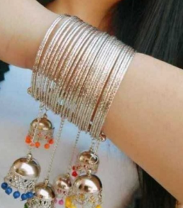 চুড়ি পরা হাতের ছবি