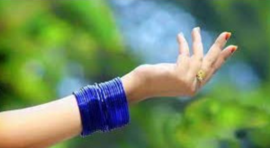 চুড়ি পরা হাতের ছবি