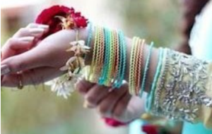 চুড়ি পরা হাতের ছবি