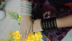 চুড়ি পরা হাতের ছবি