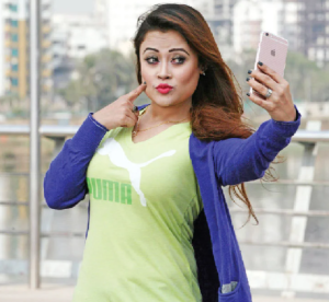 মেয়েদের ছবি তোলার স্টাইল