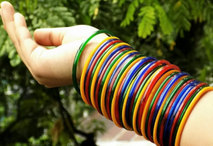 চুড়ি পরা হাতের ছবি