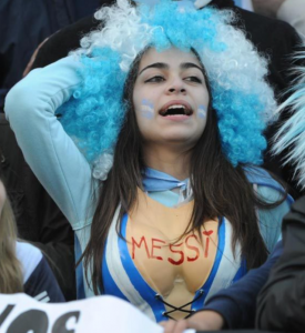 আর্জেন্টিনার জার্সি পড়া মেয়েদের ছবি