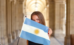 আর্জেন্টিনার জার্সি পড়া মেয়েদের ছবি