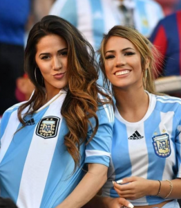 আর্জেন্টিনার জার্সি পড়া মেয়েদের ছবি