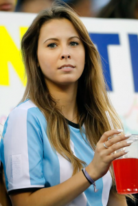 আর্জেন্টিনার জার্সি পড়া মেয়েদের ছবি